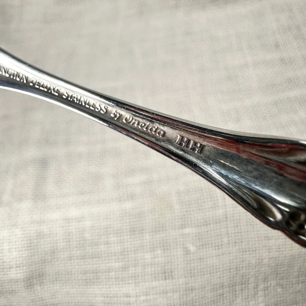 Oneida Distinction Deluxe Stainless Sherbrooke Sugar Shell Spoon 6‎ Inch HH